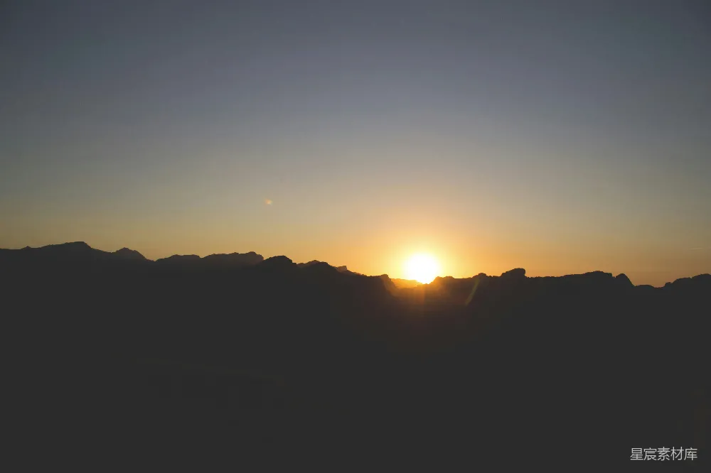 高清摄影 夕阳下的山影