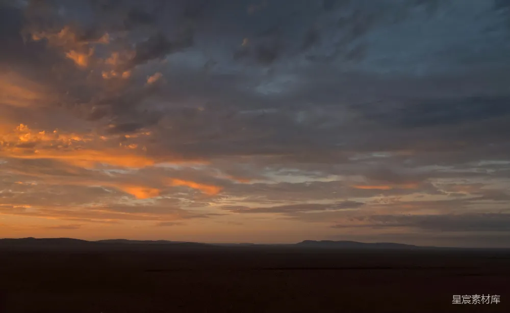 高清摄影 壮丽的夕阳云霞映衬在暗淡的地平线上