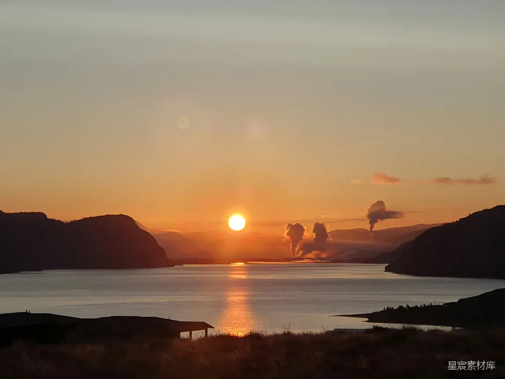 高清摄影 夕阳落下在一片水域之上