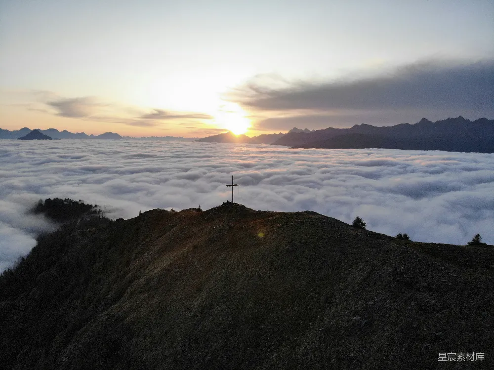 高清摄影 山巅一片烟雾缭绕，电话杆矗立，夕阳西下。