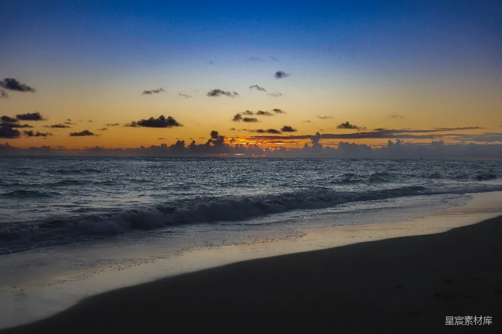 高清摄影 旅行 日落海滩，波浪轻柔。