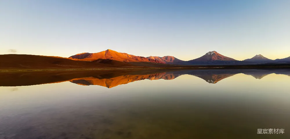 高清摄影 背景中有山的水域
