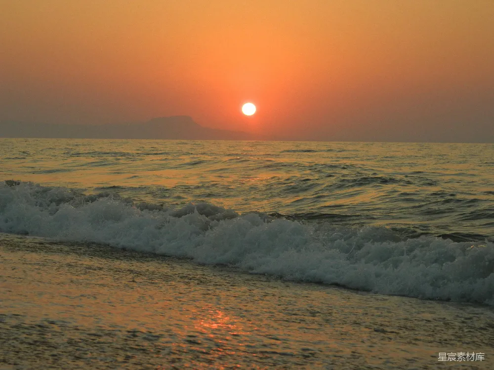 高清摄影 夕阳下海浪拍打在海岸上
