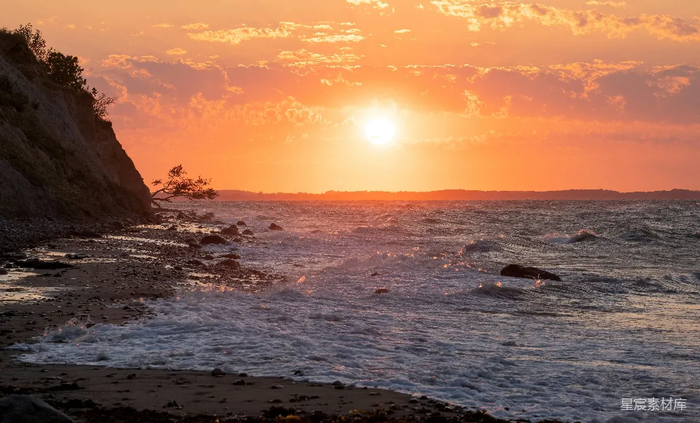 高清摄影 夕阳西下，海浪涌动。