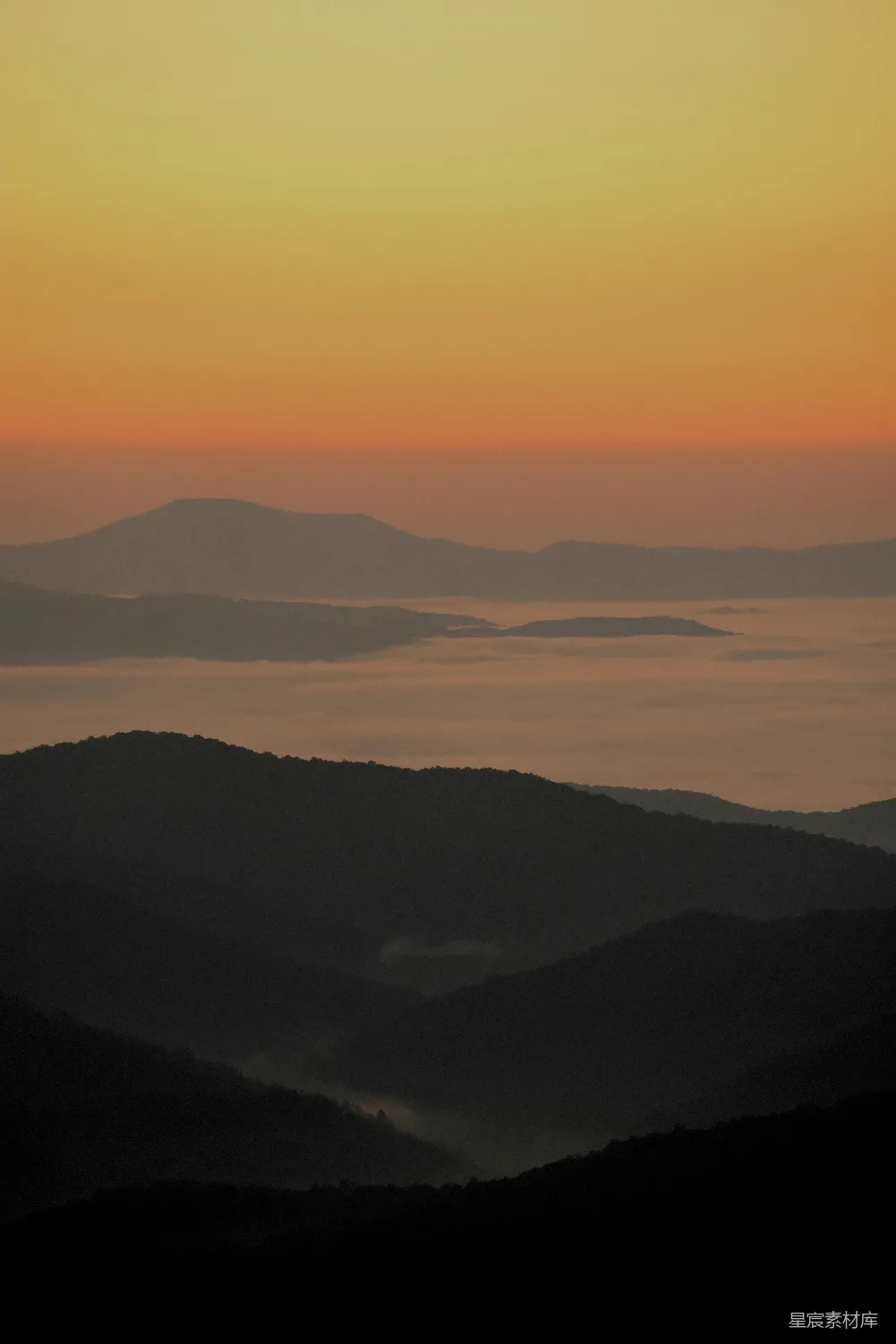高清摄影 山峦之上，夕阳西下