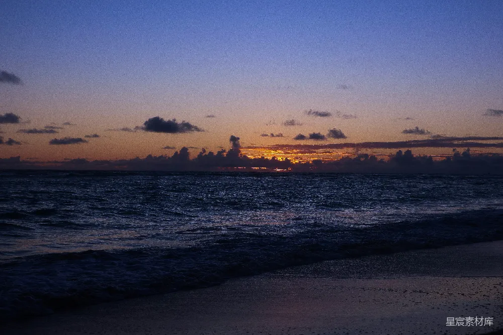 高清摄影 海浪在美丽的日落处涌动。