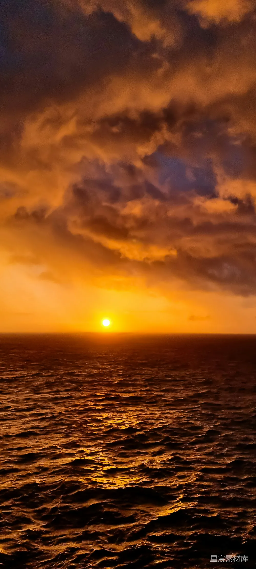 高清摄影  cloudy天，夕阳西下，落在了海边。