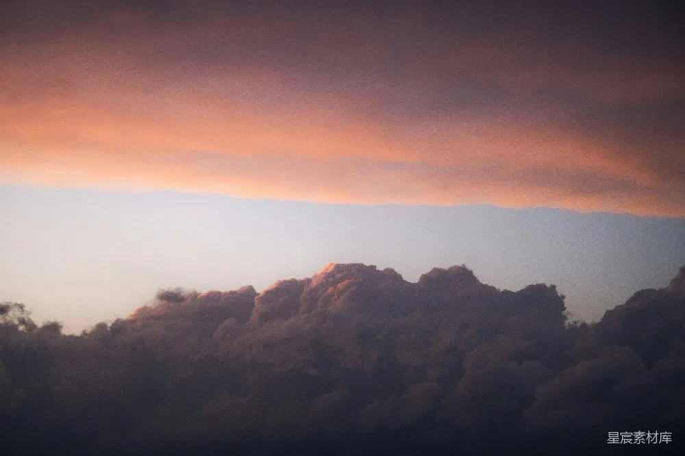 高清摄影 夕阳西下，天空被云层填满。