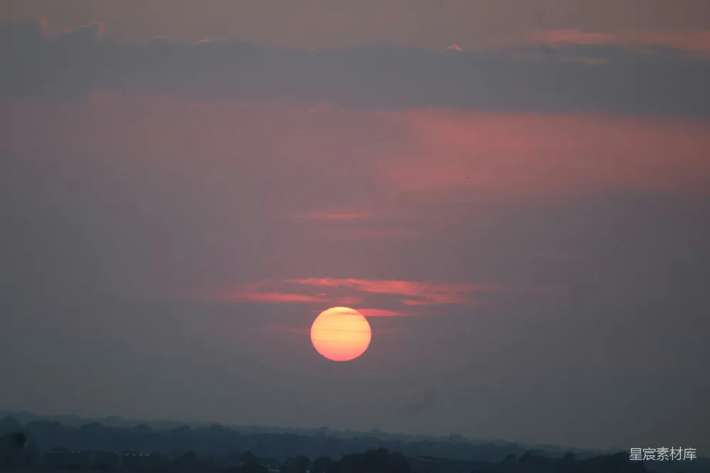 高清摄影 夕阳穿过远处景色上方的薄雾弥漫的云层