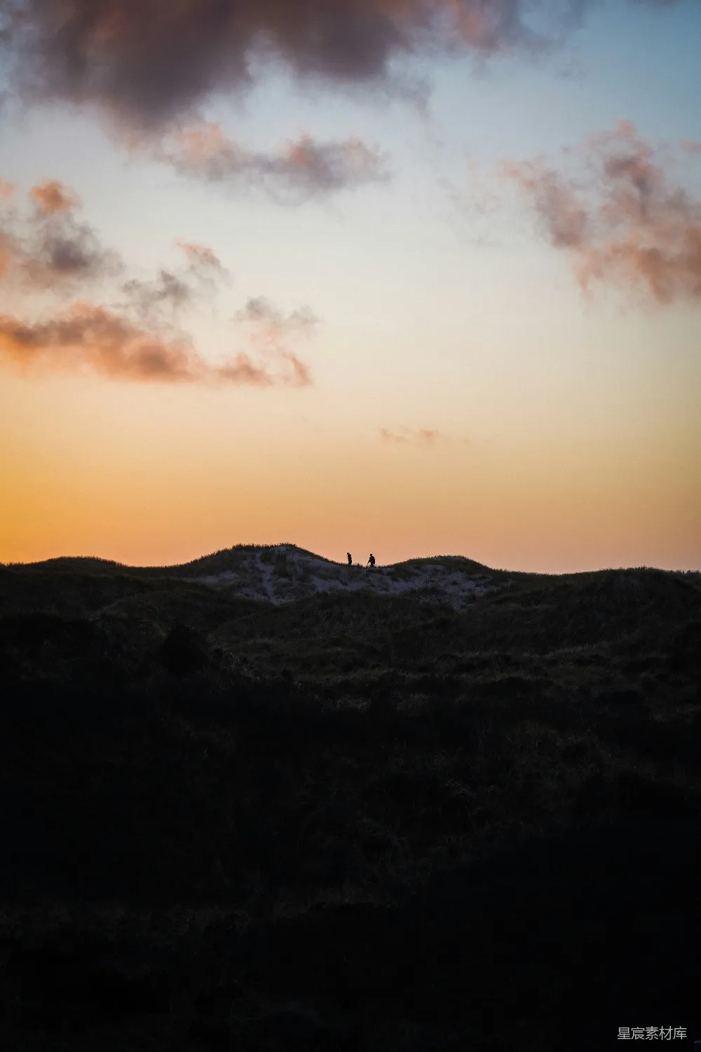 高清摄影 夕阳下站立在山顶的人的轮廓