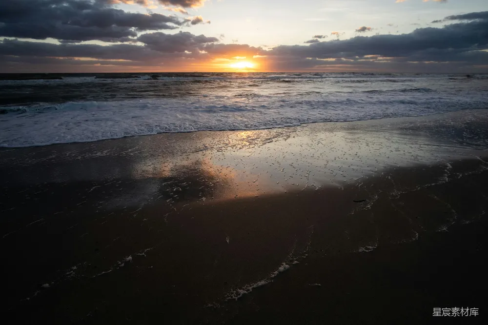 高清摄影 海浪在夕阳西下时拍打岸边