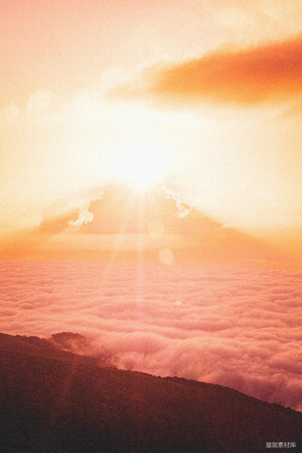 高清摄影 云和山间的阳光 Rays of sunlight over clouds and mountains