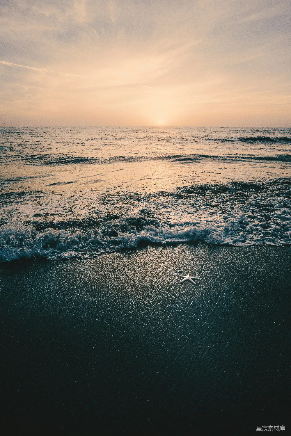 高清摄影 海浪在白天拍击海岸
