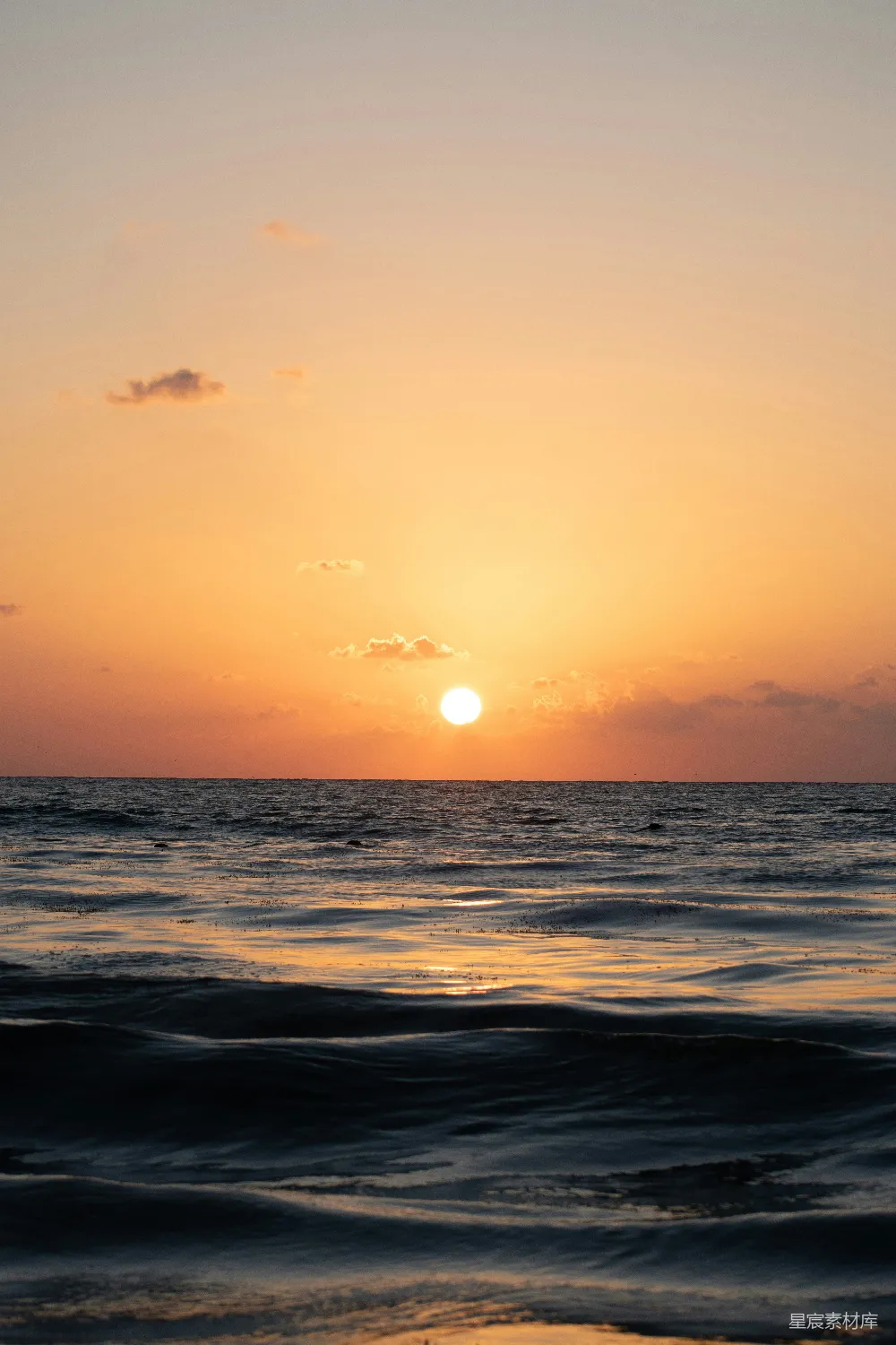 高清摄影  夕阳落下海面上，波浪起伏。