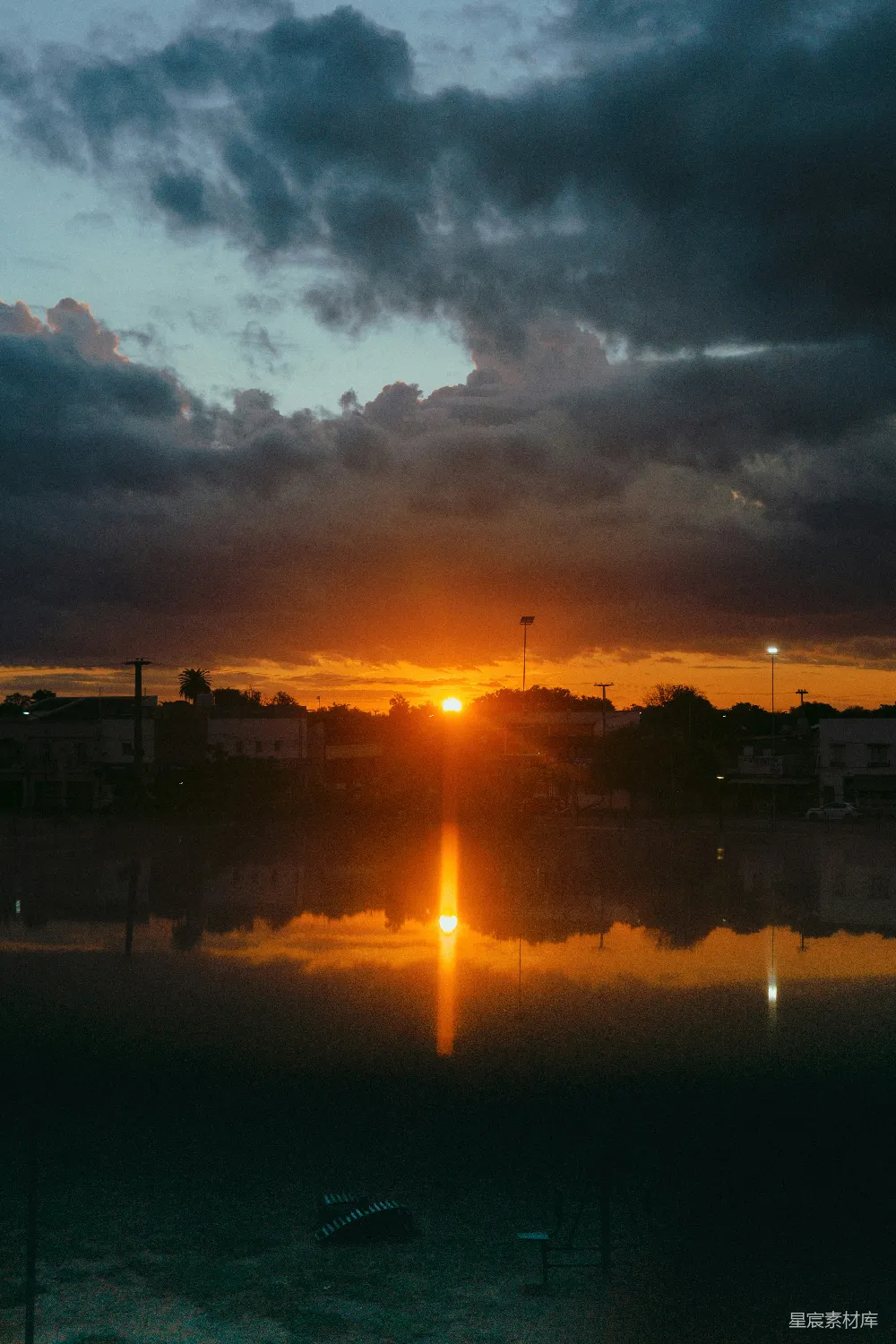 高清摄影 夕阳西下，照耀在一片水域之上