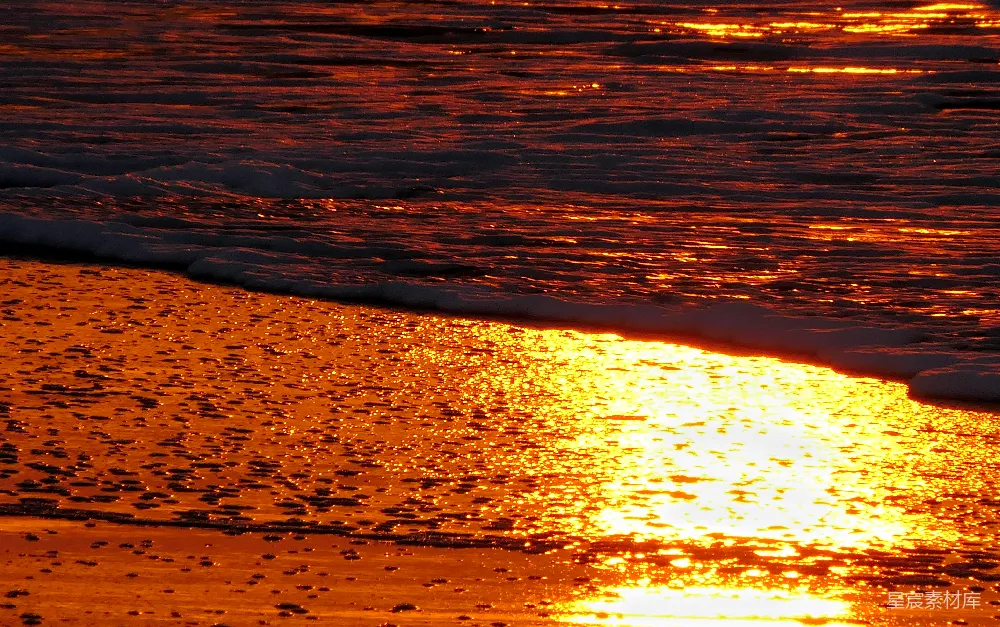 高清摄影 海边的水面上夕阳西下