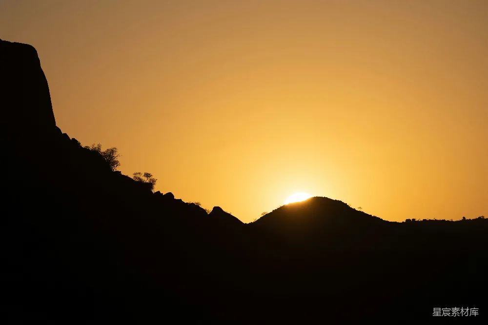 高清摄影 夕阳下的山影