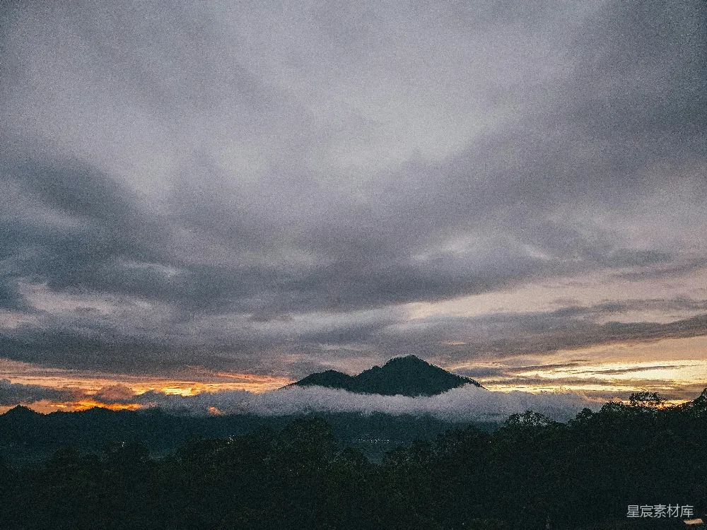 高清摄影 山间云雾缭绕的一景