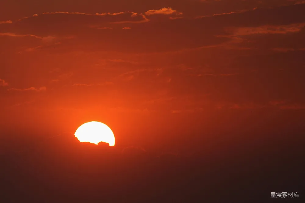 高清摄影 夕阳时有云彩点缀