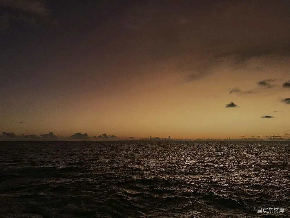 高清摄影 背景中有夕阳的一片广阔水域。
