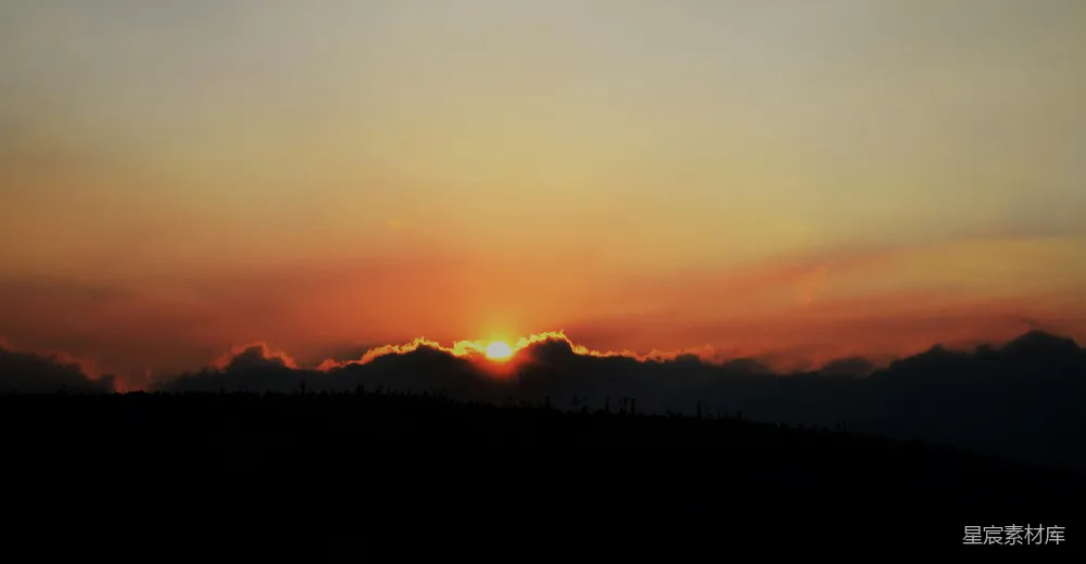 高清摄影  夕阳下的山影