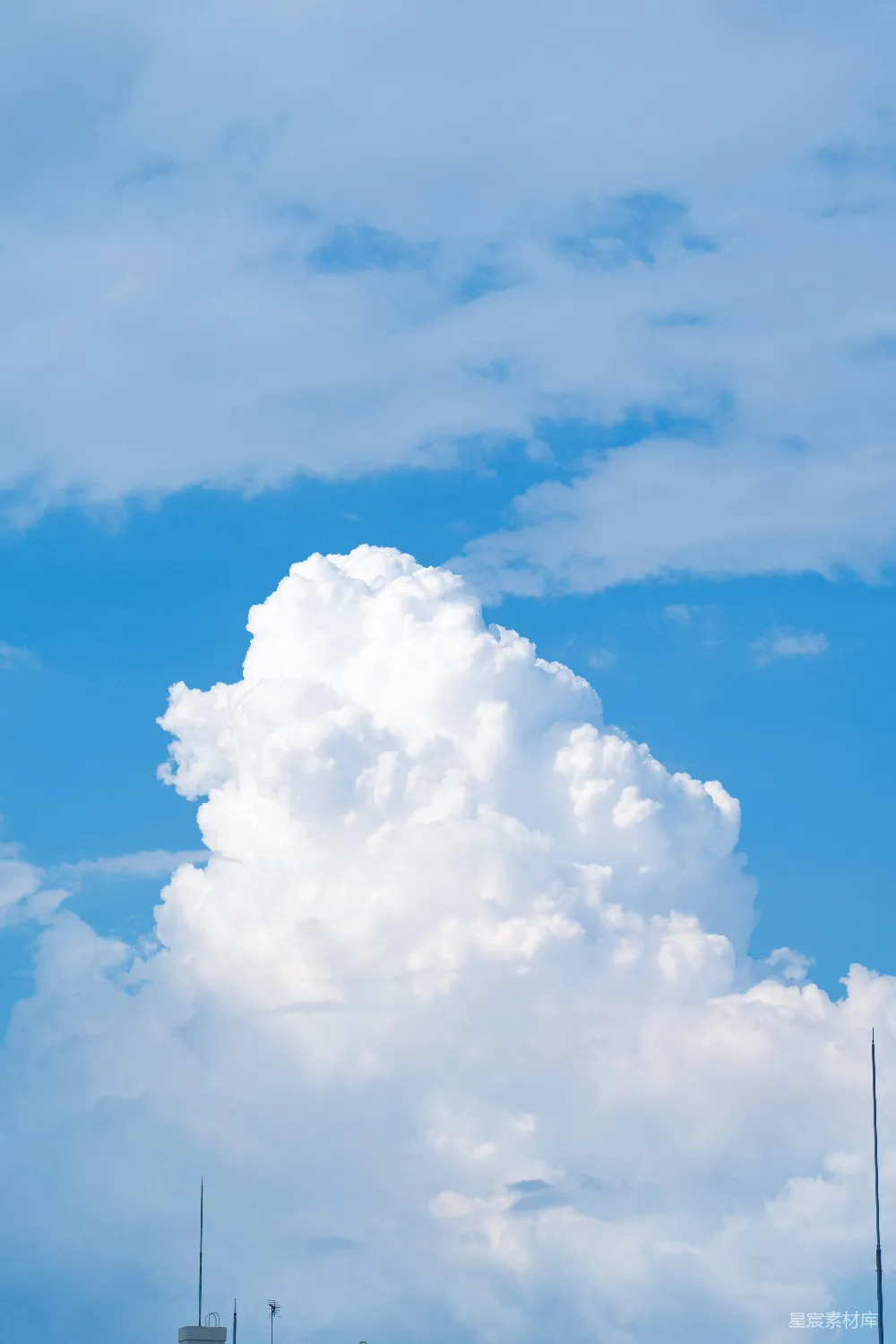 高清摄影 壁纸 自然 天空中有一大片云遮挡着一座建筑物。