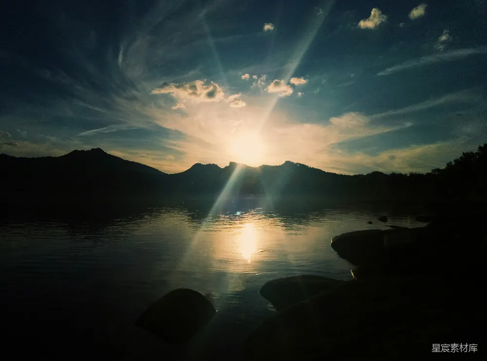 高清摄影 白天山间平静的水面