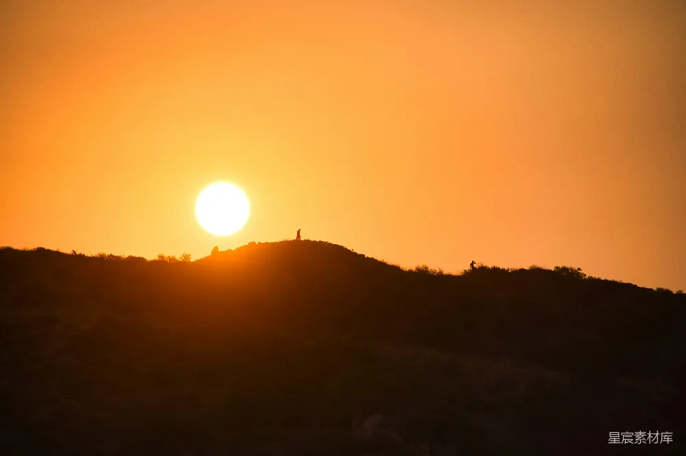 高清摄影 夕阳下的山影