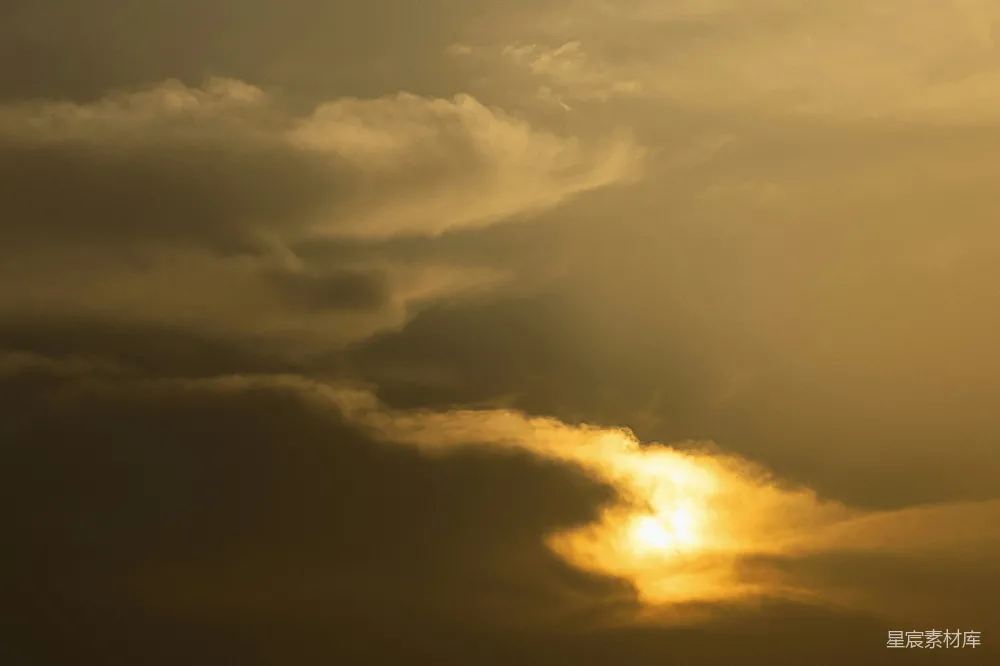 高清摄影 夕阳下的橙色和灰色的云朵