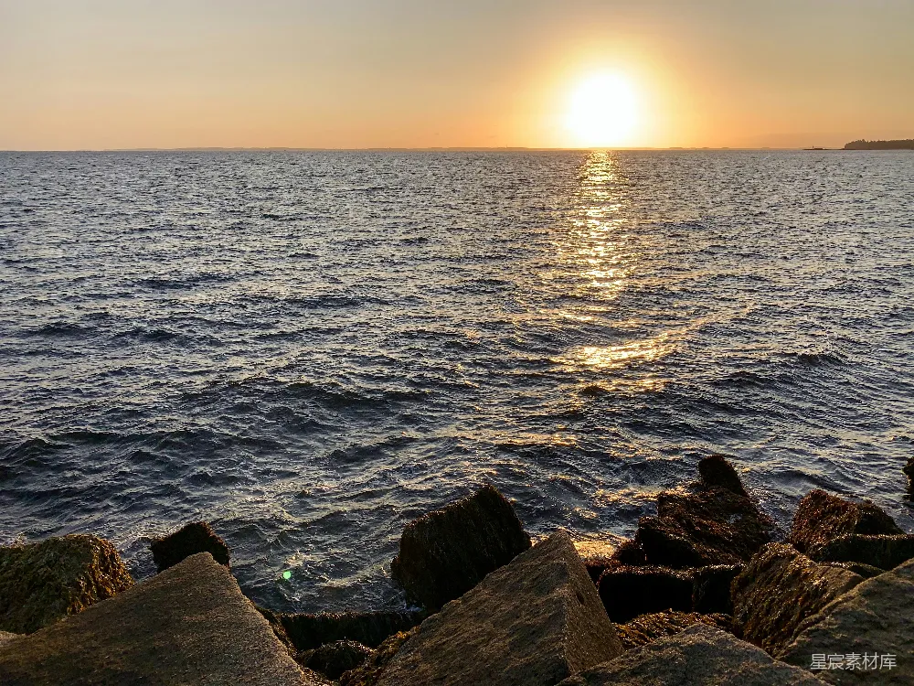 高清摄影 夕阳落下在一片水域之上