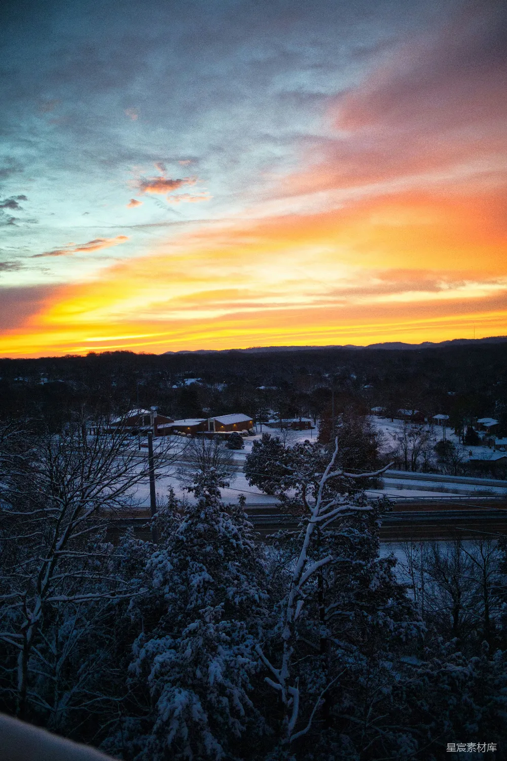 高清摄影 夕阳西下在一片雪城之上
