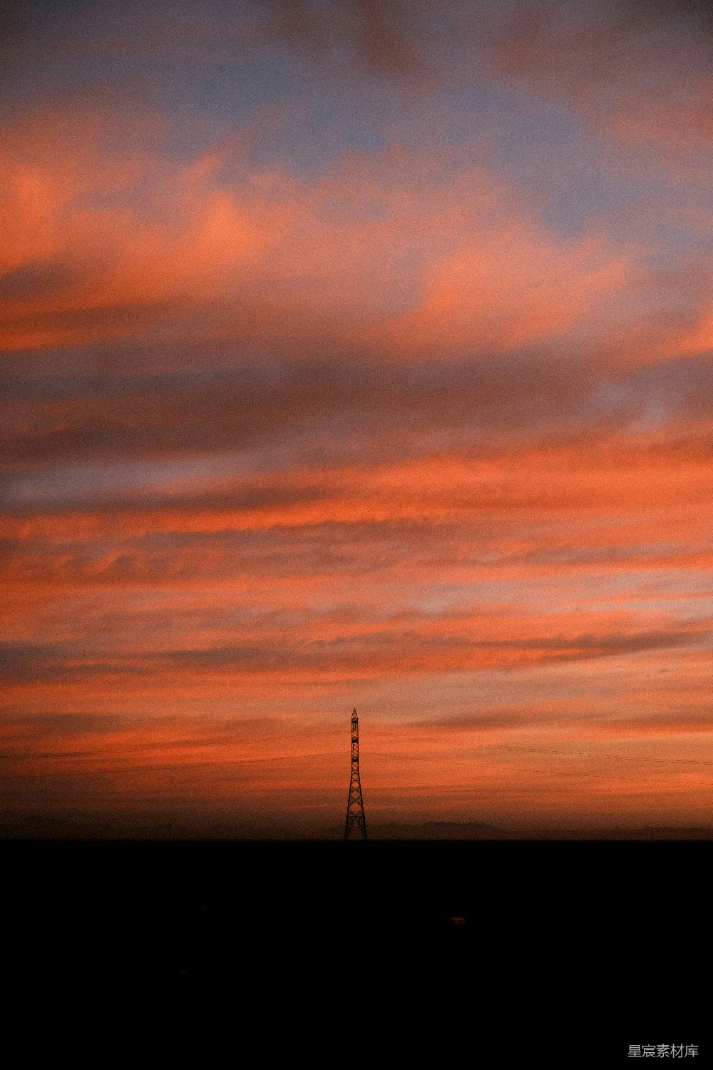 高清摄影 傍晚红霞映孤塔的前景