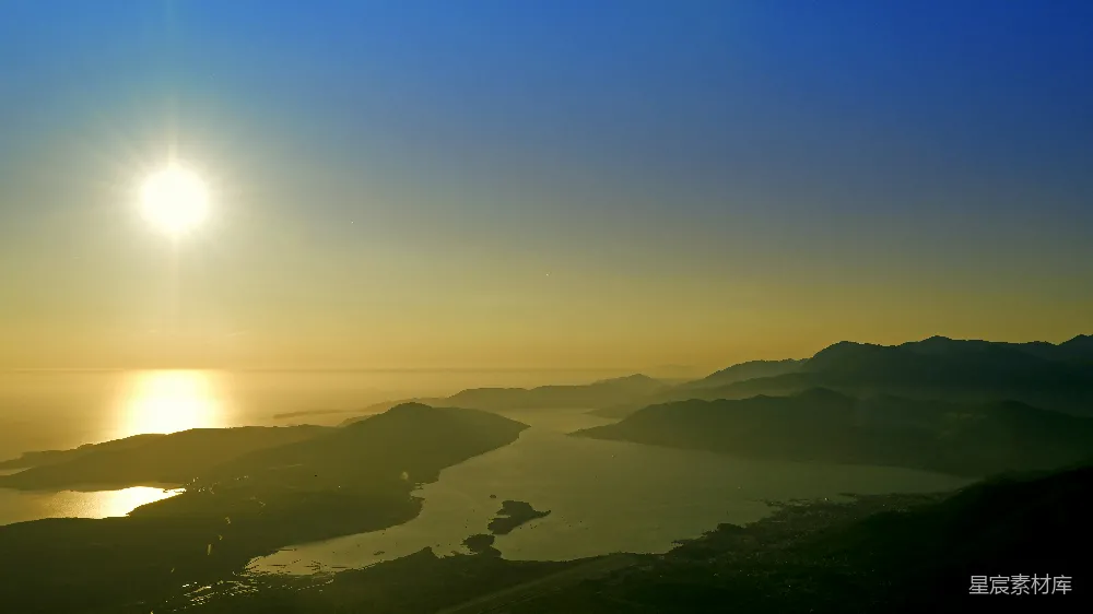 高清摄影 金色的夕阳笼罩着被山峦环绕的海湾。