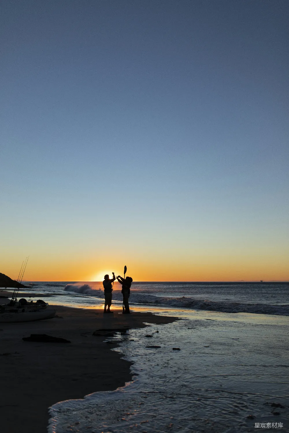 高清摄影 几个站在海滩上的男女