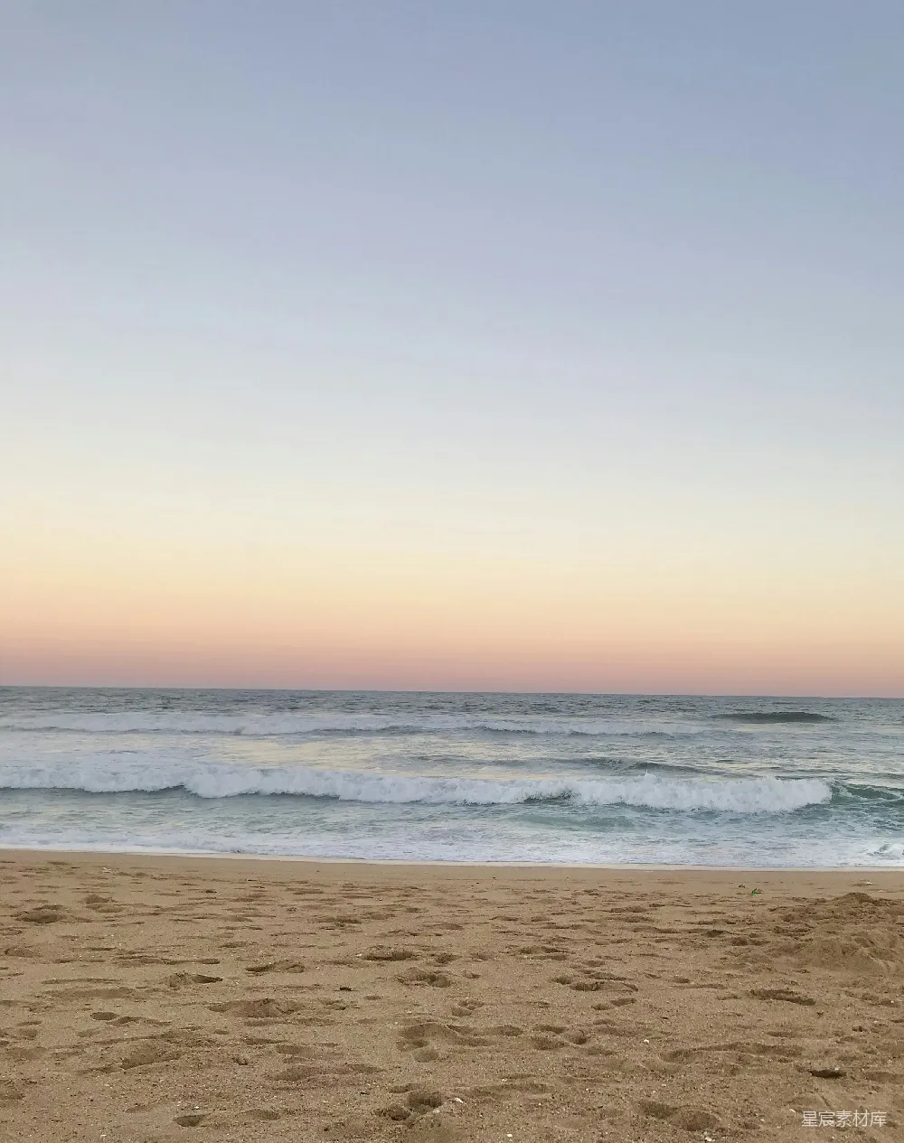 高清摄影 白天海浪拍击海岸