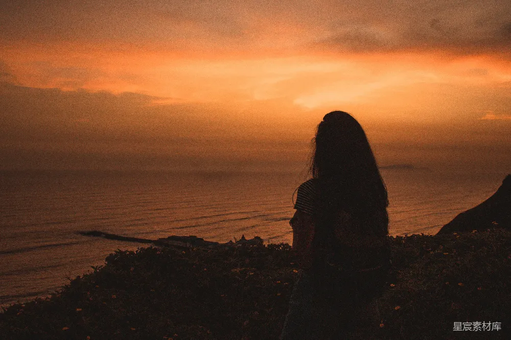 高清摄影 夕阳下女人伫立在水边的轮廓