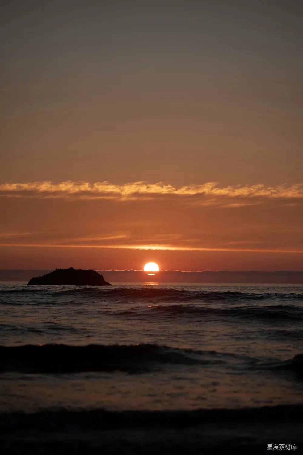 高清摄影 海天一线，夕阳西下，远处有一座小岛。