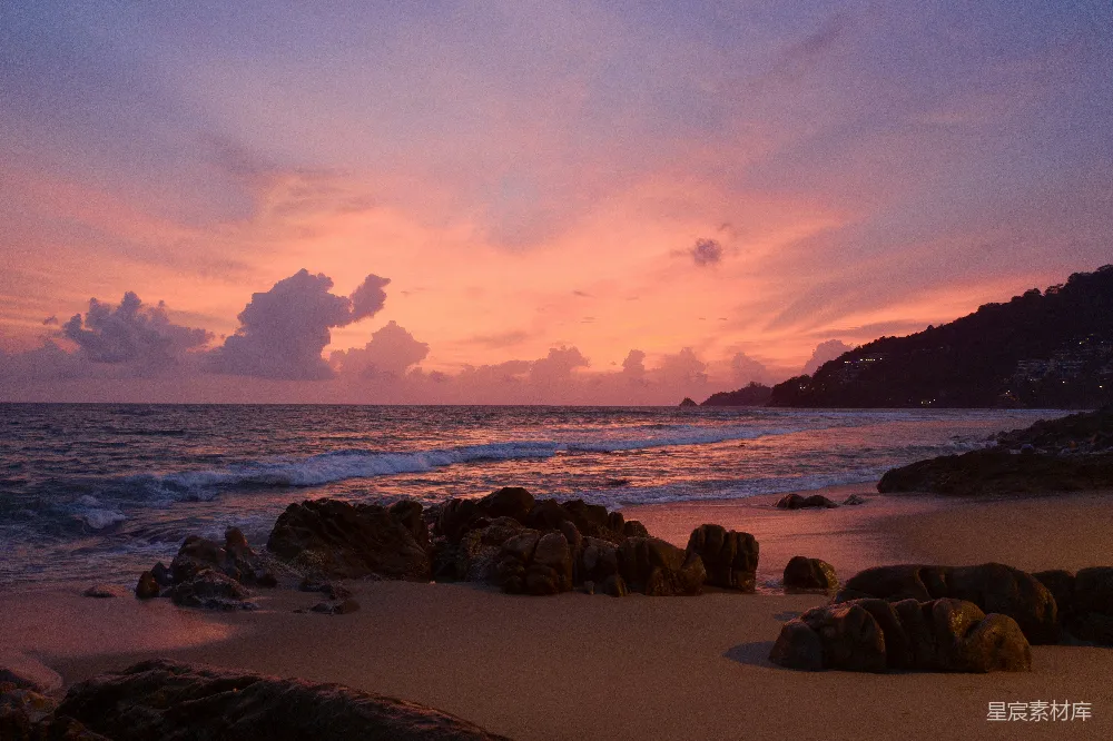 高清摄影 夕阳下海边的棕色岩石。