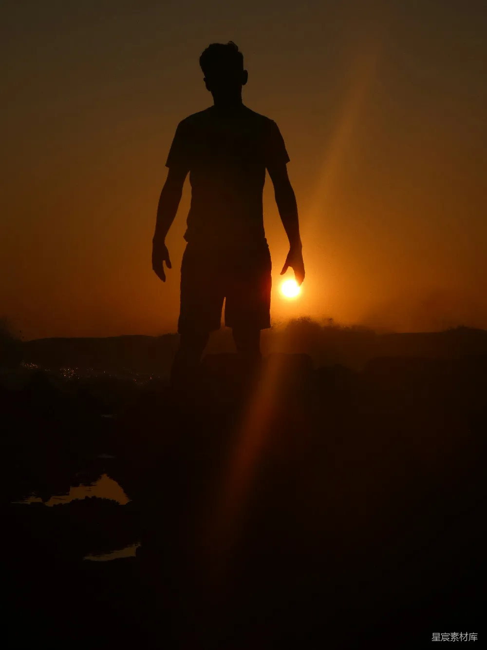 高清摄影 夕阳下站立在岩石上的男子轮廓