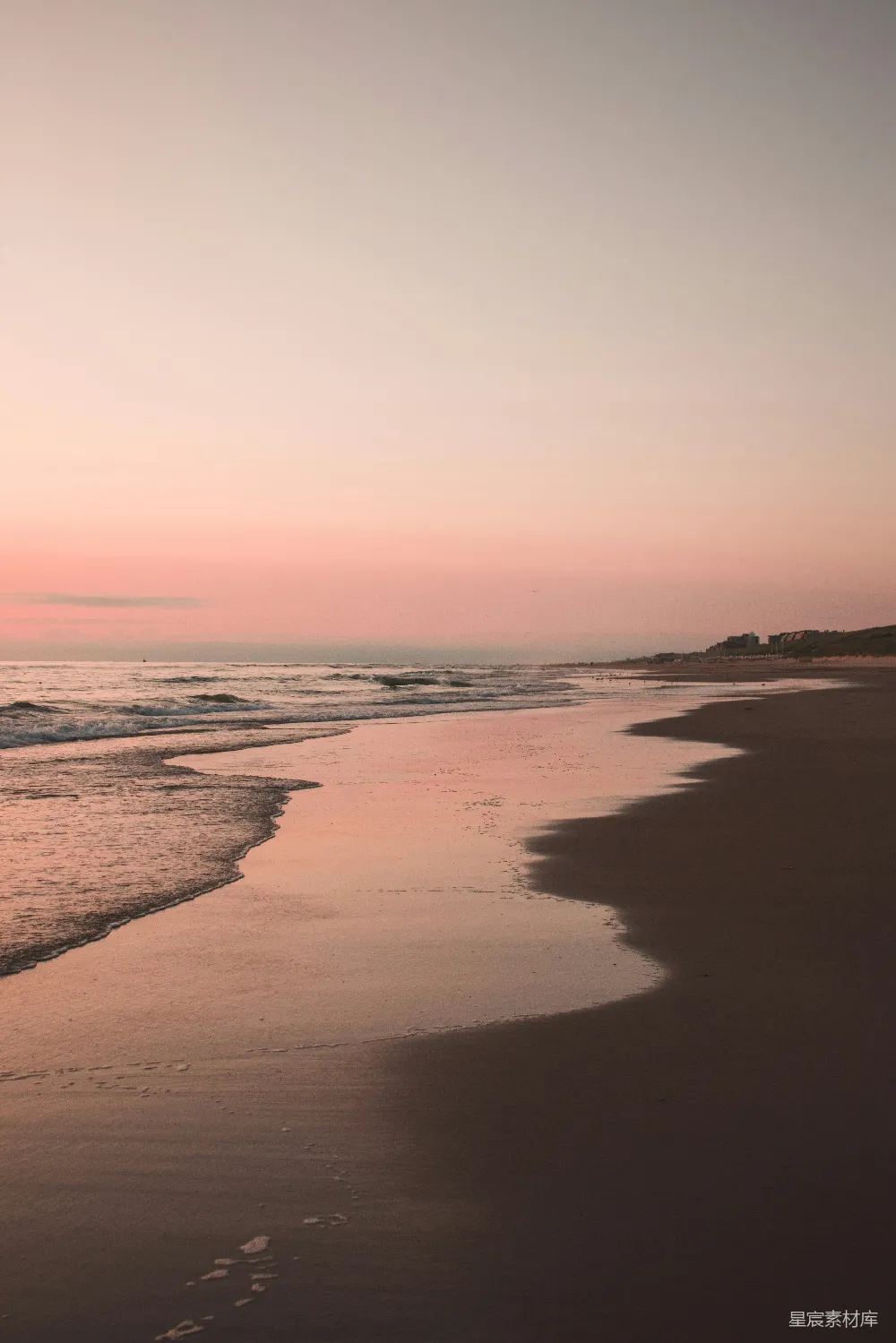 高清摄影 夕阳下海浪拍打海岸