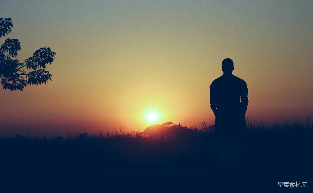 高清摄影 夕阳下站立在草地上的男子轮廓