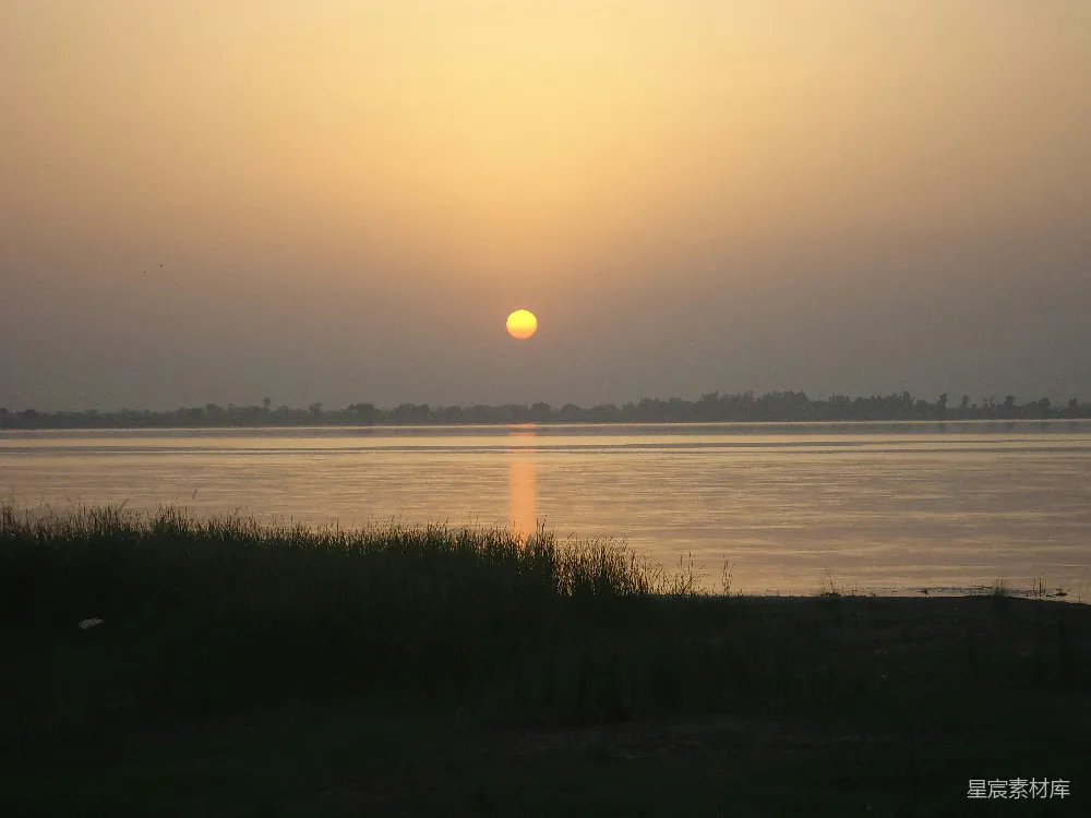 高清摄影 夕阳西下在一片水域之上