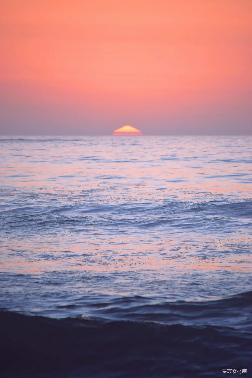 高清摄影 夕阳西下，波澜起伏的海面。