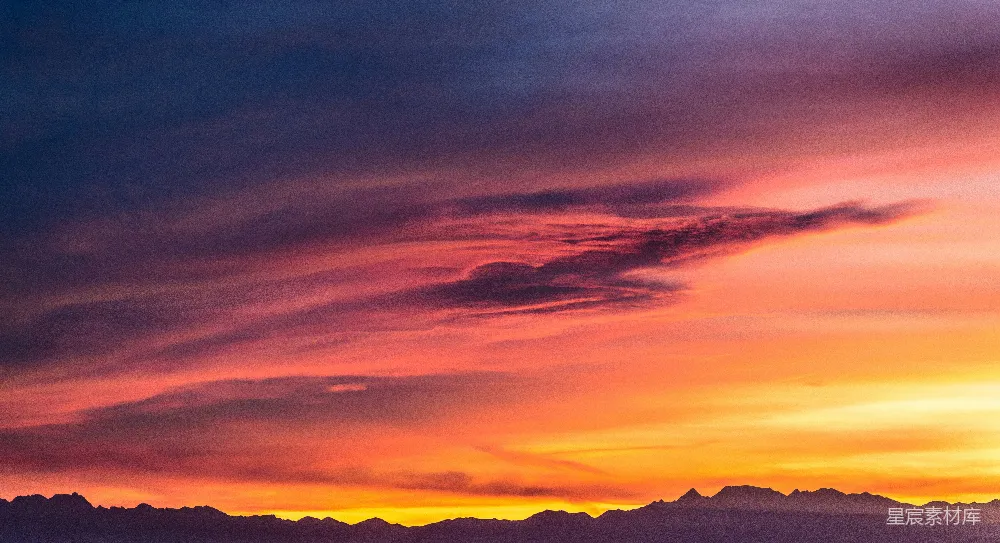 高清摄影 夕阳下山间云雾中的轮廓