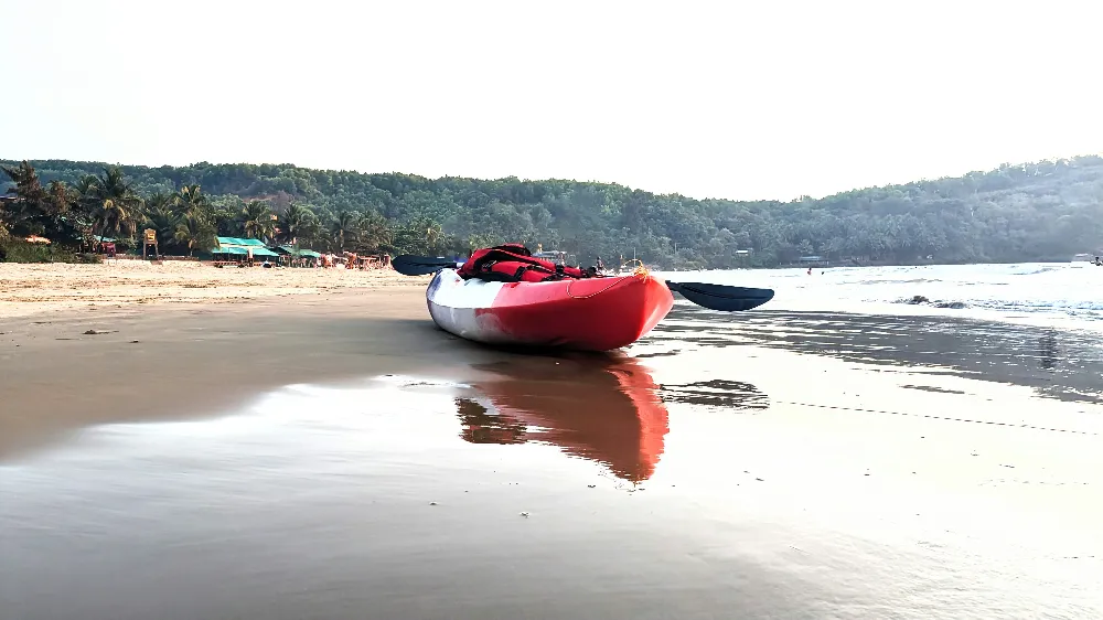 高清摄影 壁纸 旅行 一艘红白相间的船停在海滩上。