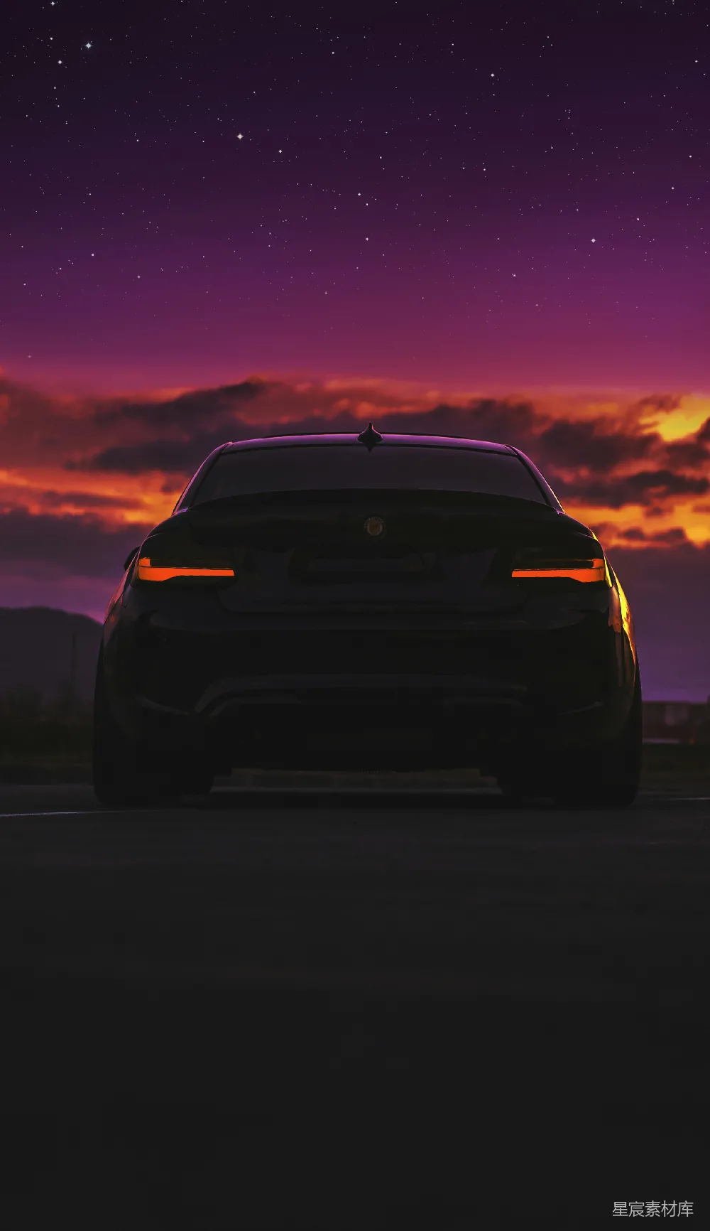 高清摄影 夕阳下路上的一辆黑色轿车