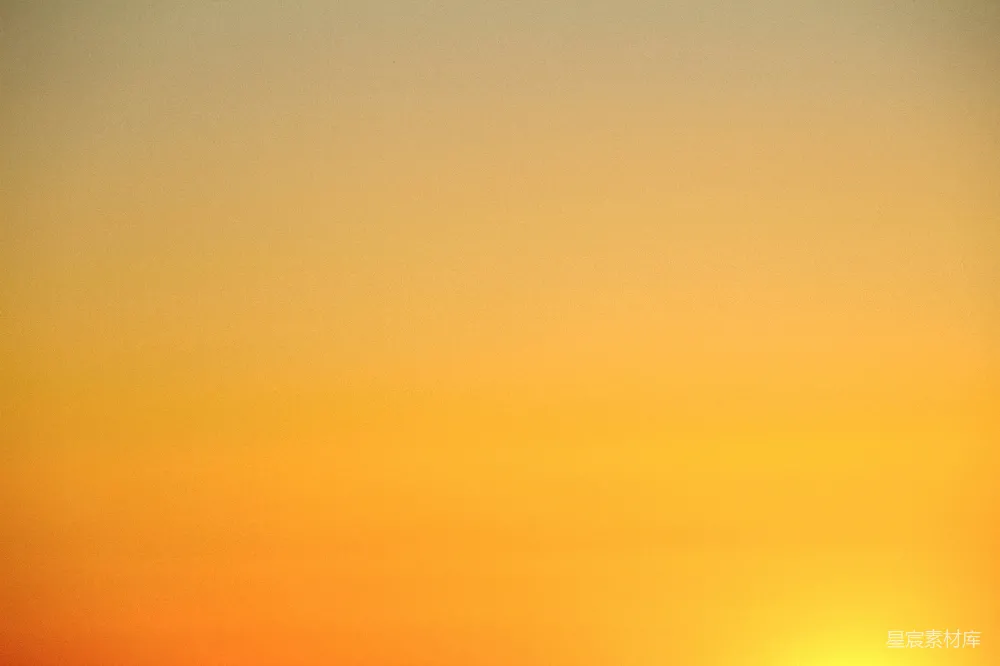 高清摄影 夕阳西下，落在一片水域的天边。