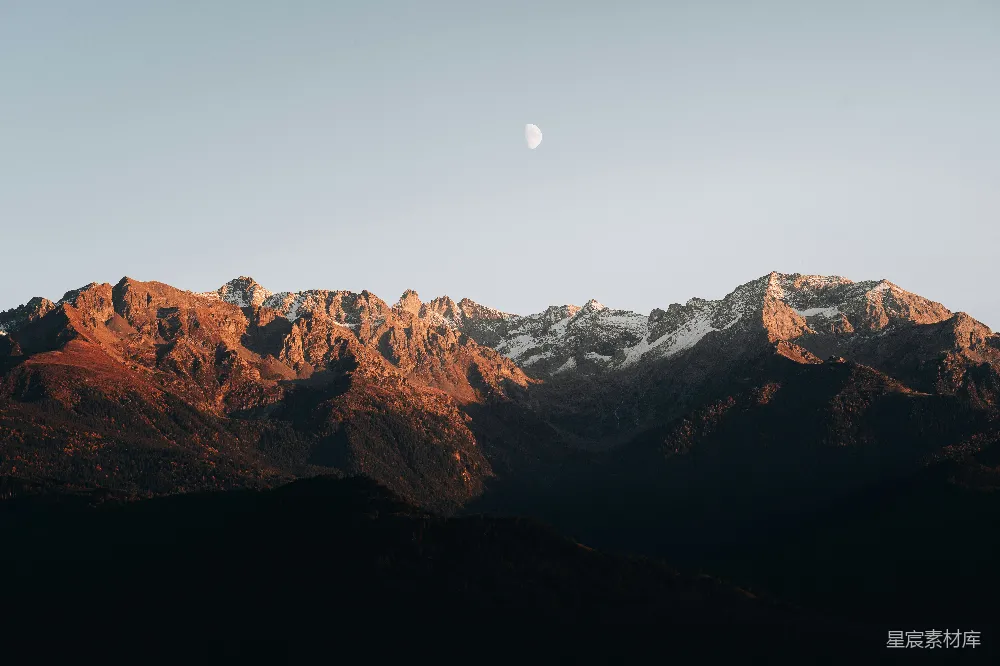 高清摄影 山峦间一轮弯月的景象