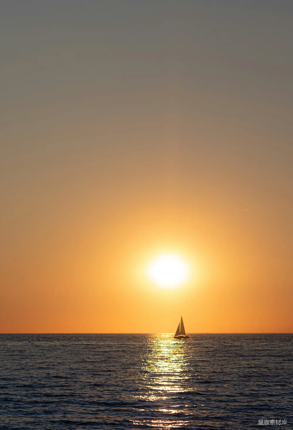高清摄影 夕阳下的海面上的一叶小舟