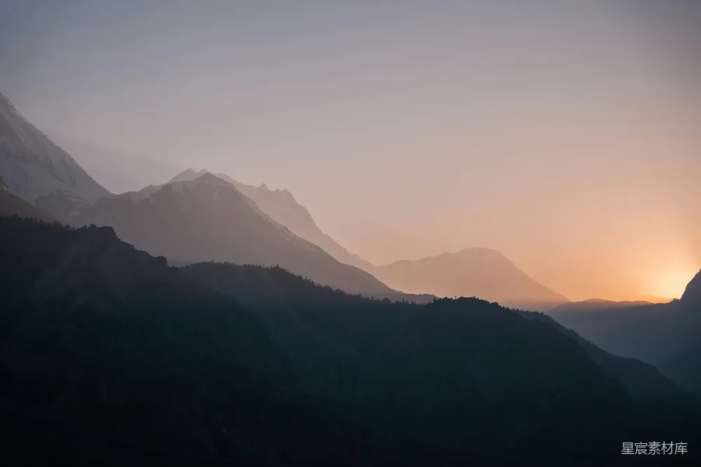 高清摄影 山峦之上，夕阳西下